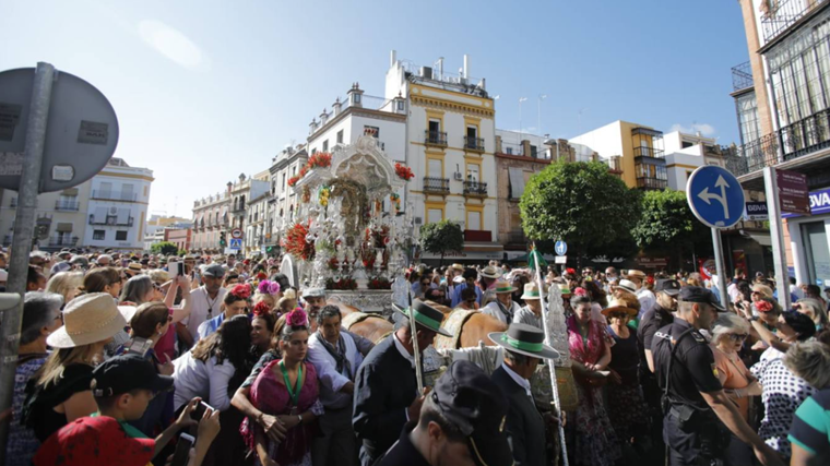 Salida de la Hermandad del Rocío de Triana, a su paso por la Plaza del Altozano