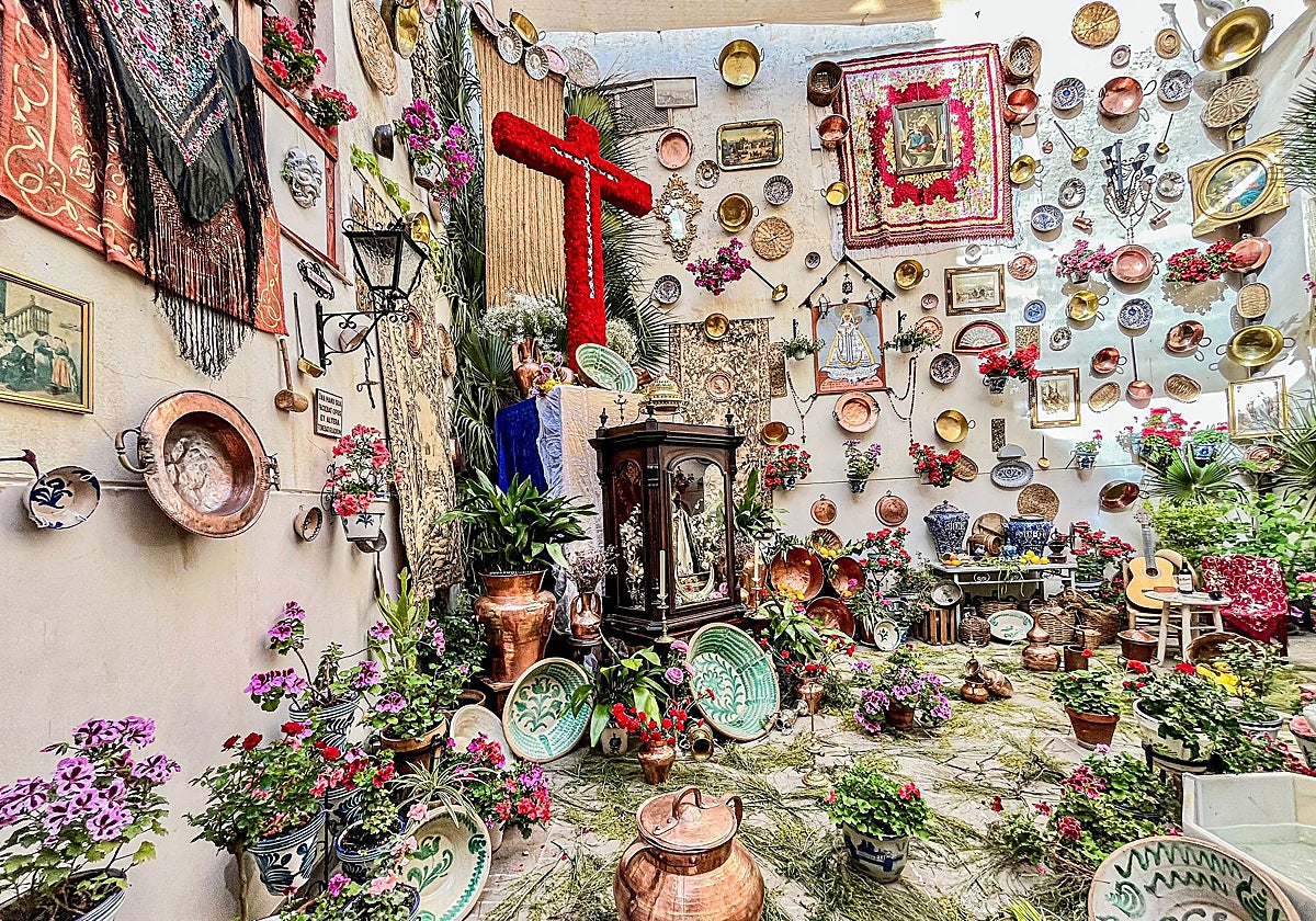 La cruz de la Cofradía del Rosario, primer premio en la categoría de patios