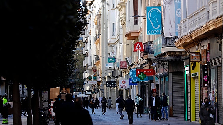 Calle Cruz Conde, plagada de carteles de comercios