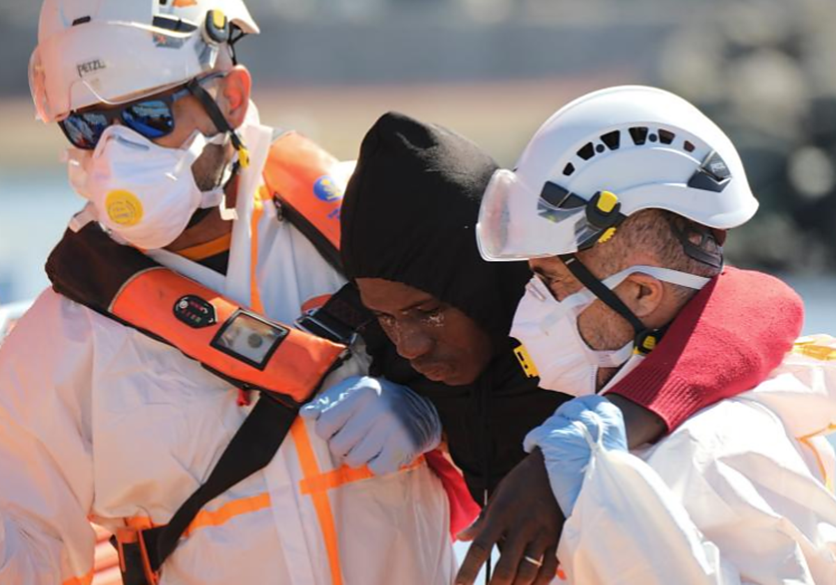 Servicios de asistencia en puerto ayudan a un migrante a desembarcar en Gran Canaria