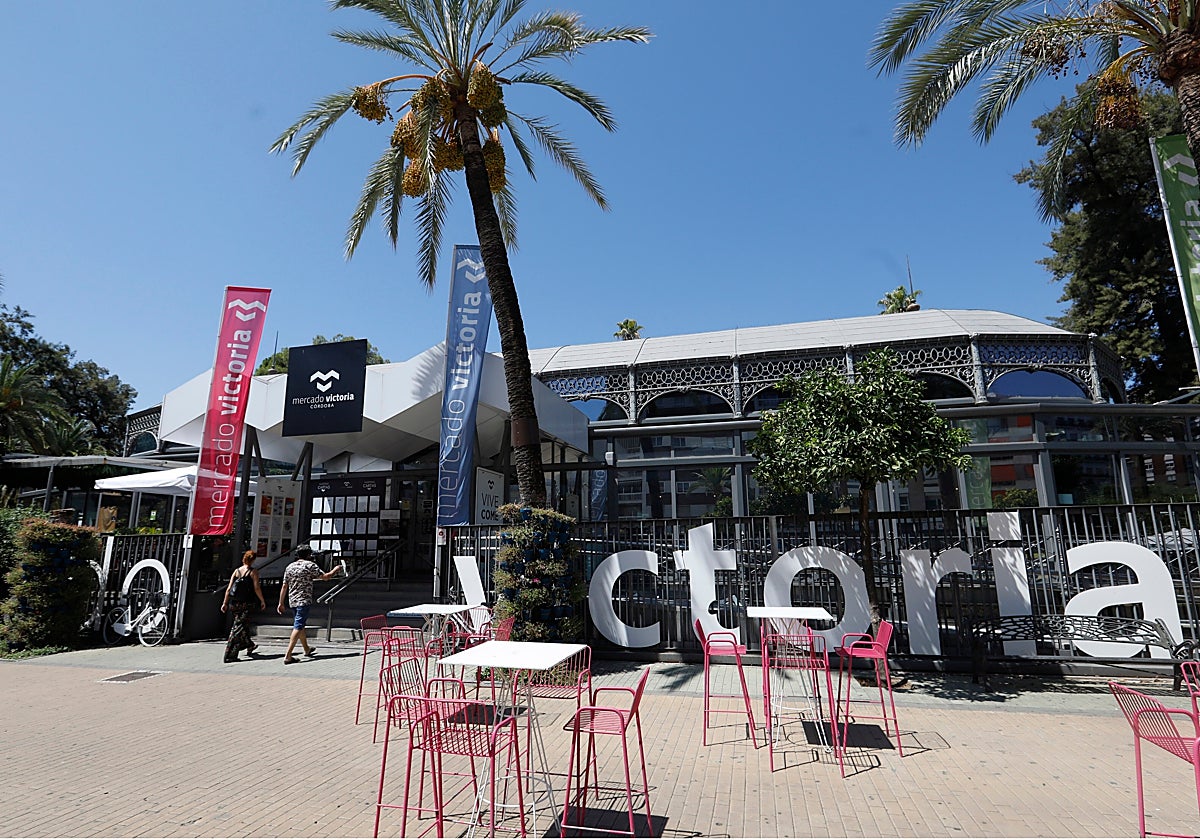 Mesas altas en la zona exterior del Mercado Victoria