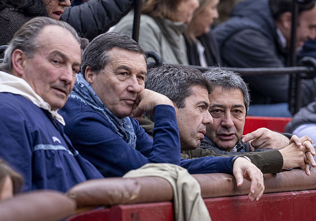 Imagen de Carlos Mazón y Vicente Barrera, entre otros dirigentes, tomada en la plaza de toros de Valencia