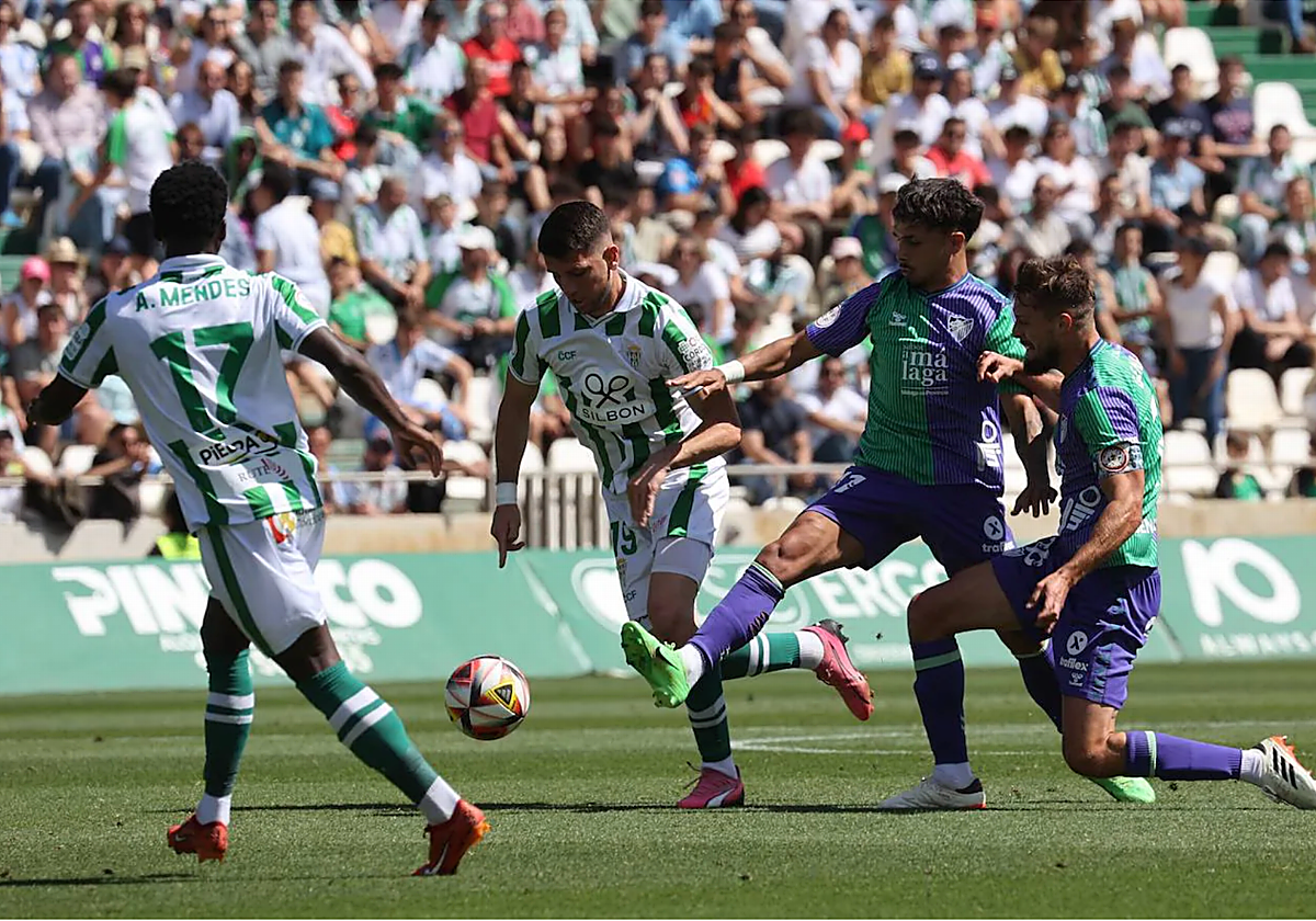 Toril conduce el balón durante un partido del Córdoba en El Arcángel