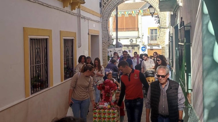 Cruz infantil en una de las calles de Cabra este fin de semana