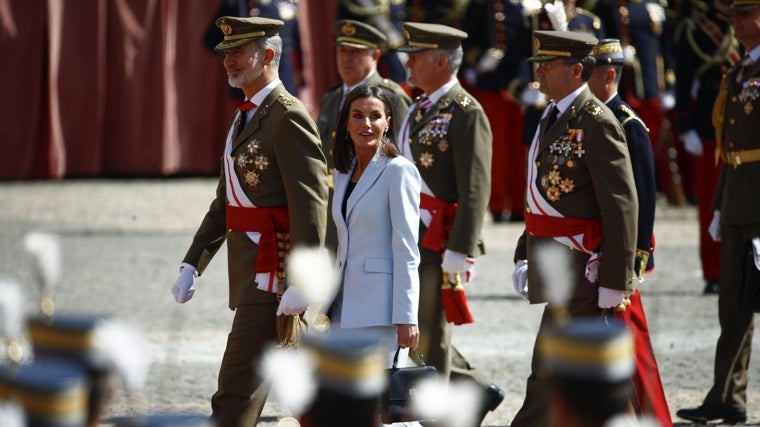 La Reina Letizia, buscando a la Princesa Leonor entre las diferentes compañías de cadetes