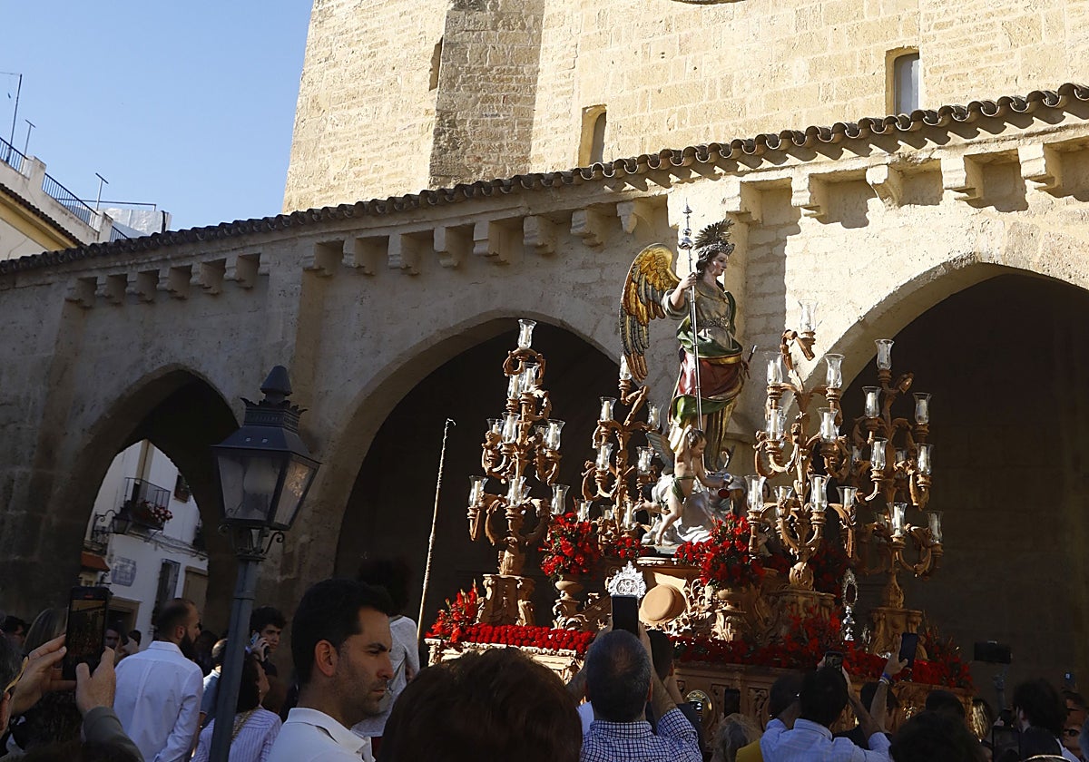 La imagen de San Rafael, este sábado, ante la iglesia de San Lorenzo