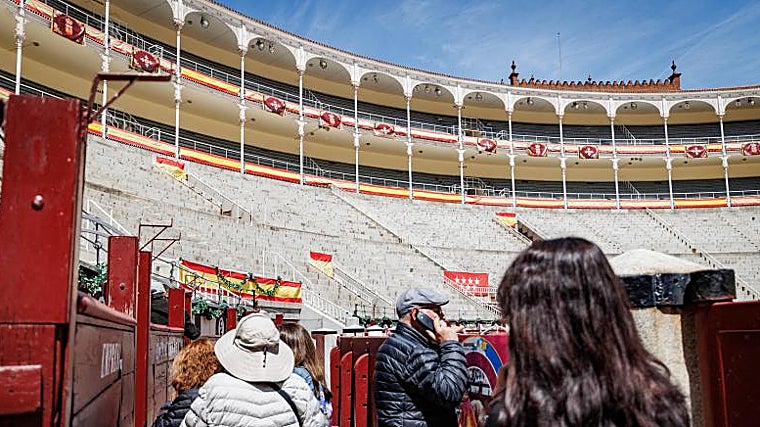 Turistas visitando el interior del coso