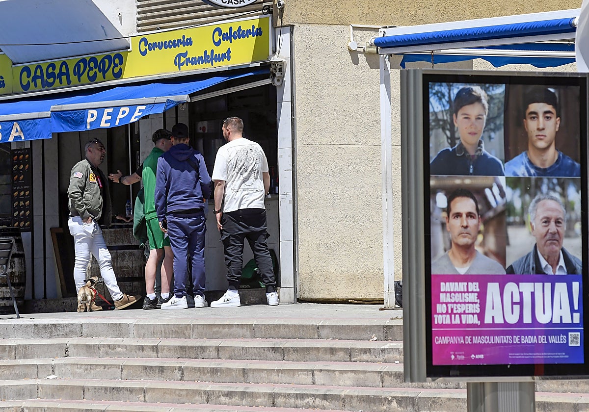 Vecinos de Badía del Vallés conversan delante de un bar del municipio barcelonés