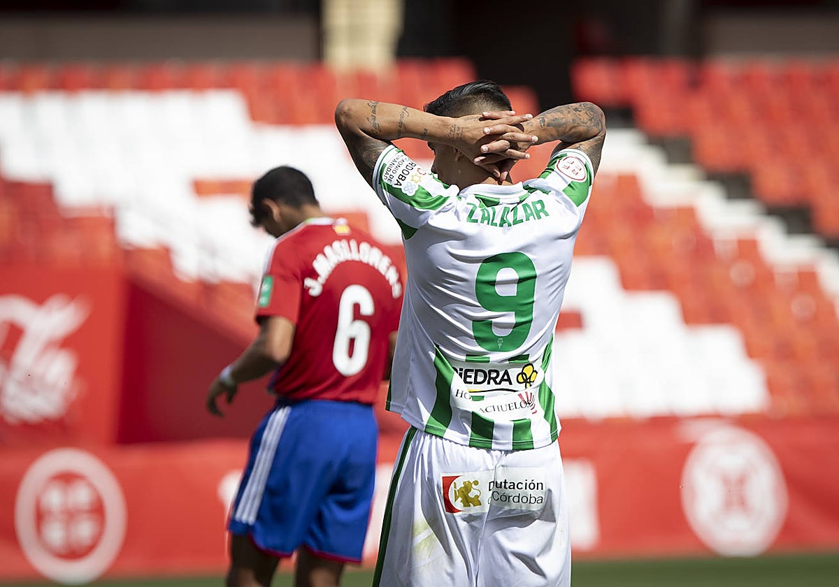 Momento de una jugada en el partido ante el Recreativo de Granada en Los Cármenes este domingo