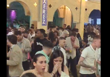 Vídeo: Decenas de personas abandonan una caseta de la Feria de Jerez en la que usaron gas pimienta