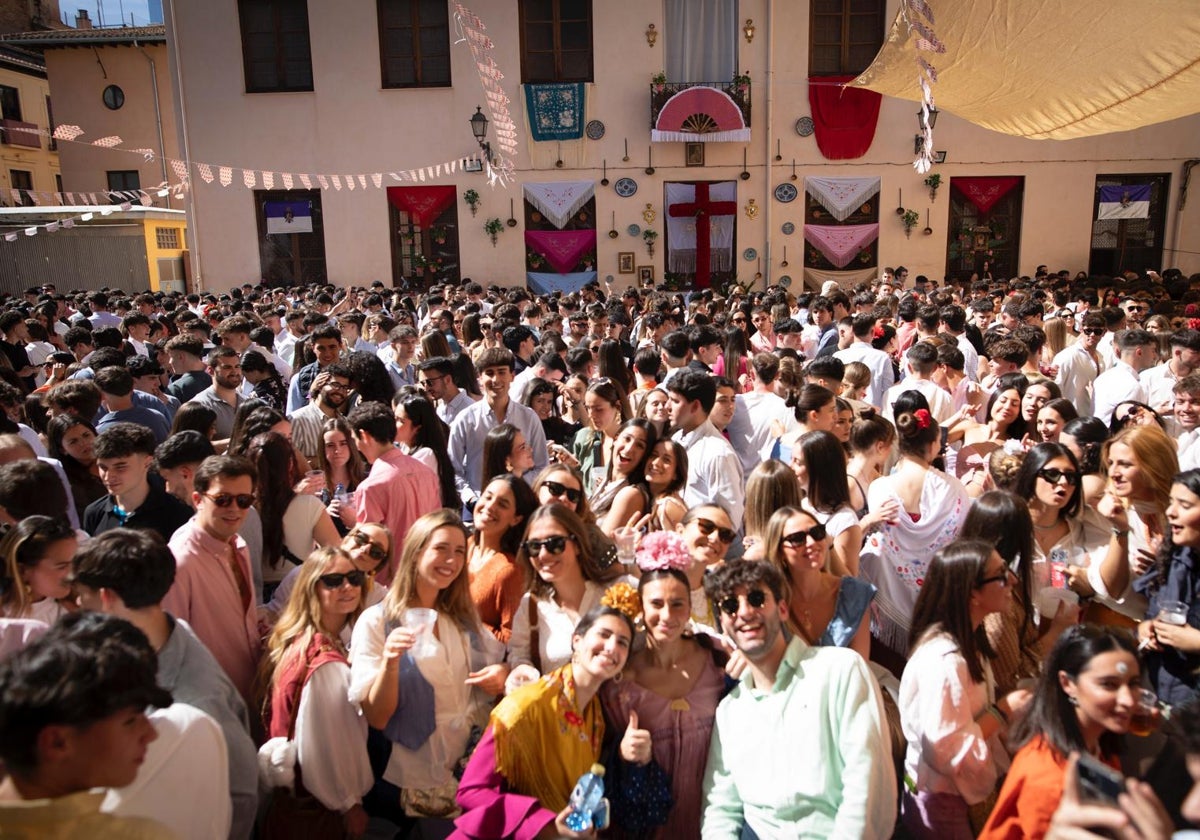 Multitud de jóvenes toman una de las plazas del centro durante el Día de la Cruz