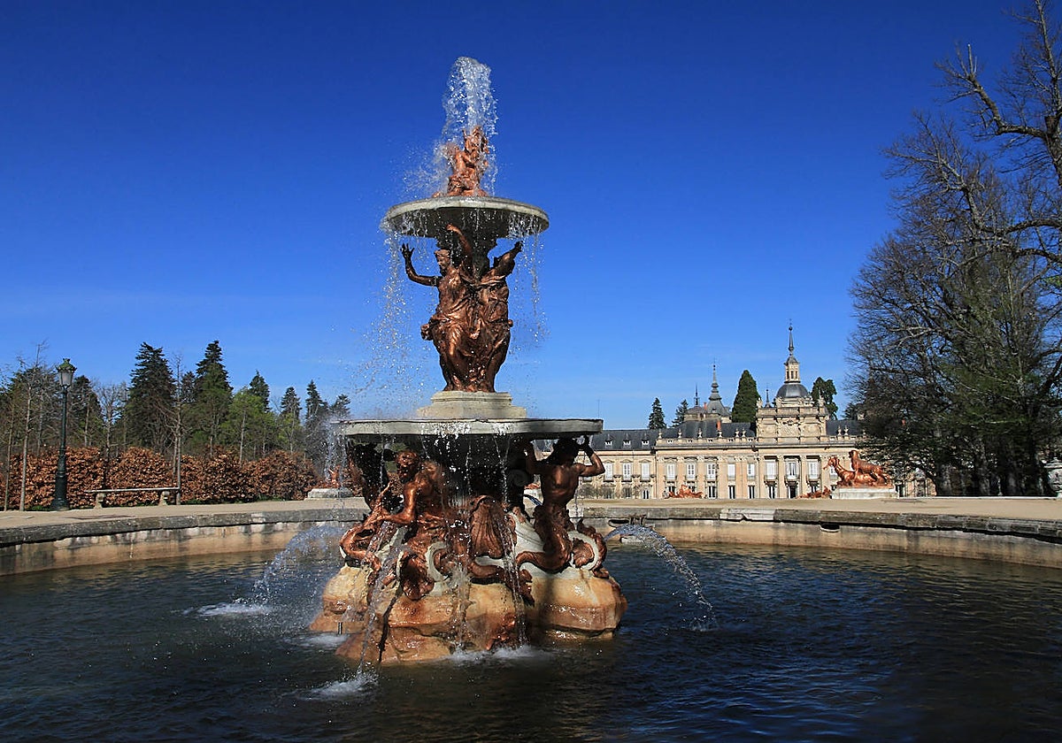 Una de las fuentes de los jardines de La Granja. Al fondo, el palacio