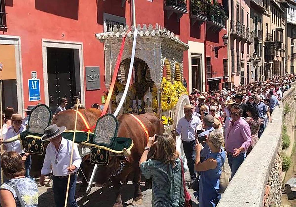 La carreta de la hermandad del Rocío de Granada se inspira en la Alhambra