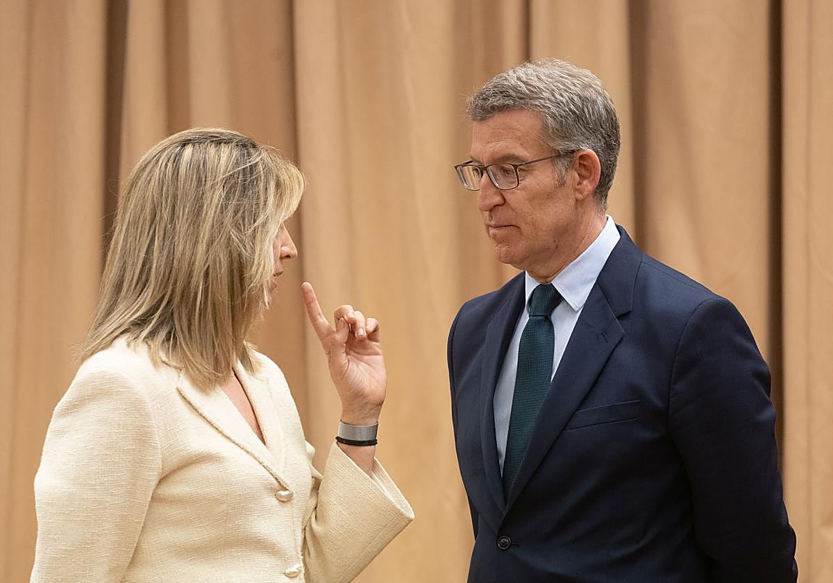 Alicia García, portavoz del PP en el Senado, charla con Alberto Núñez Feijóo