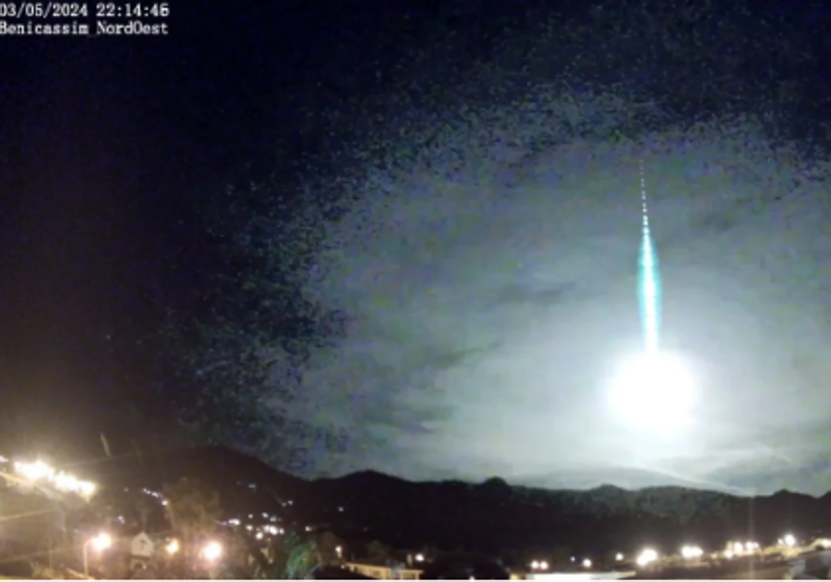 Imagen del superbólido cruzando el cielo valenciano el pasado viernes por la noche