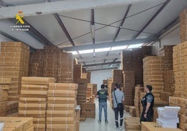 La Guardia Civil se incauta de 120.000 zapatillas falsificadas listas para vender en el 'top manta'