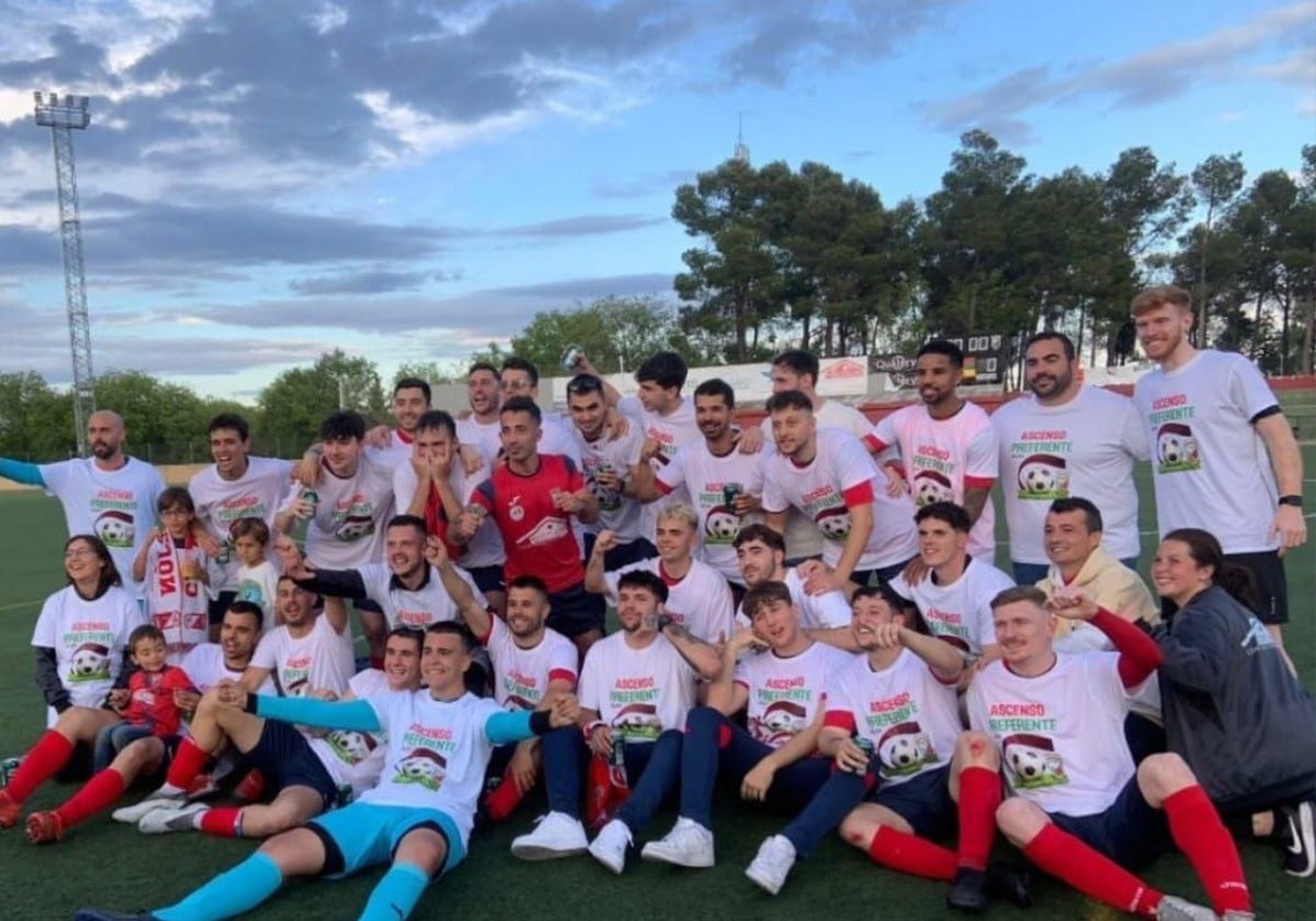 Los jugadores del Mocejón celebran el ascenso a Preferente