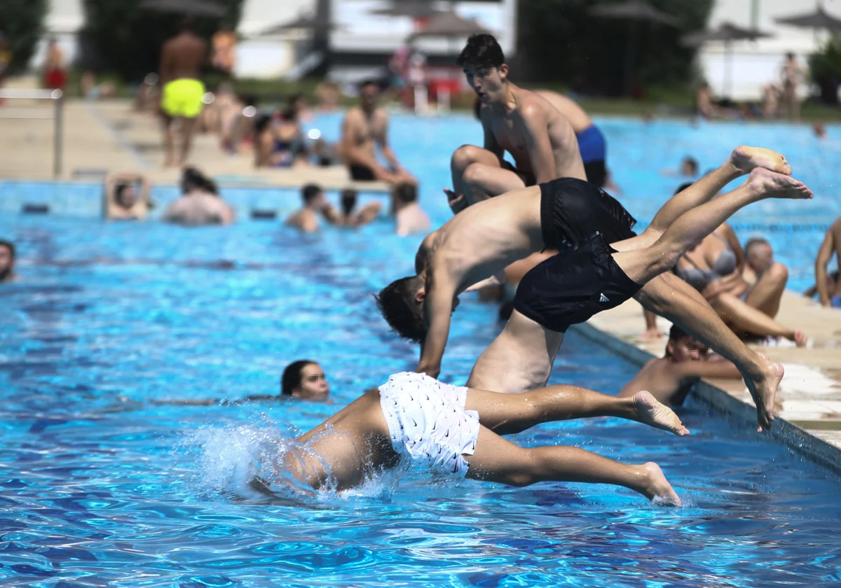 Varios niños se bañan en la piscina municipal de Puerta de Hierro