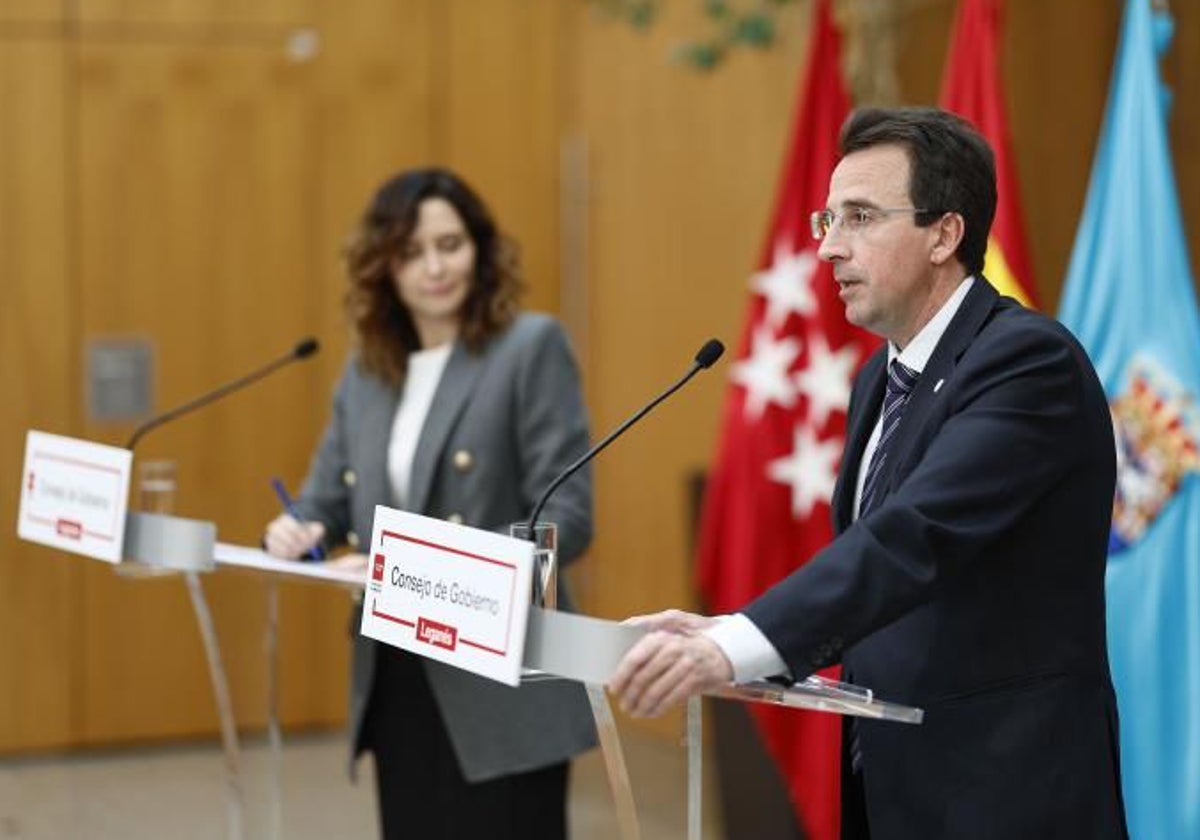 El alcalde de Leganés, Miguel Ángel Recuenco, junto a la presidenta regional, Isabel Díaz Ayuso