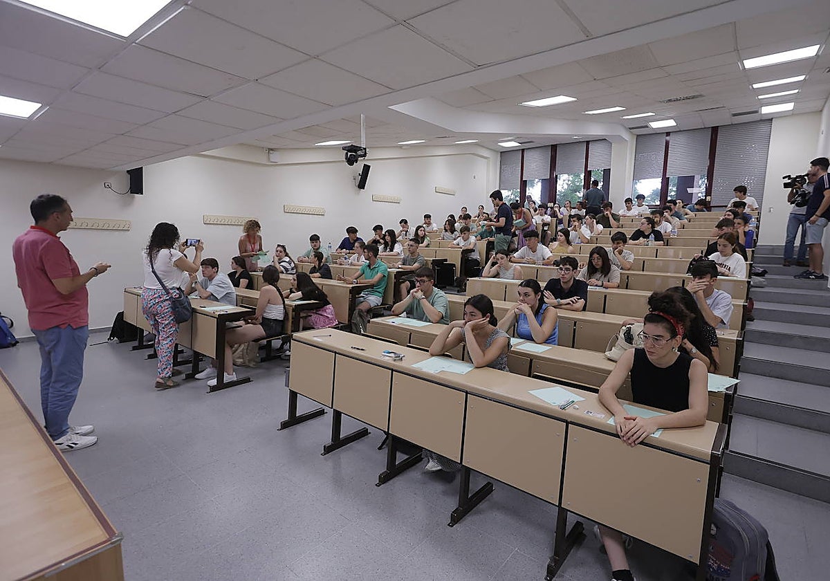 Alumnos realizan una prueba de acceso a la Universidad