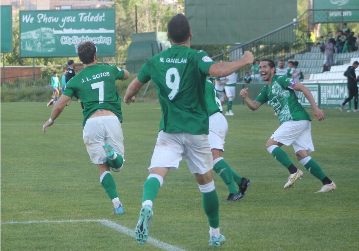 Los jugadores del CD Toledo celebran el gol de Chupi