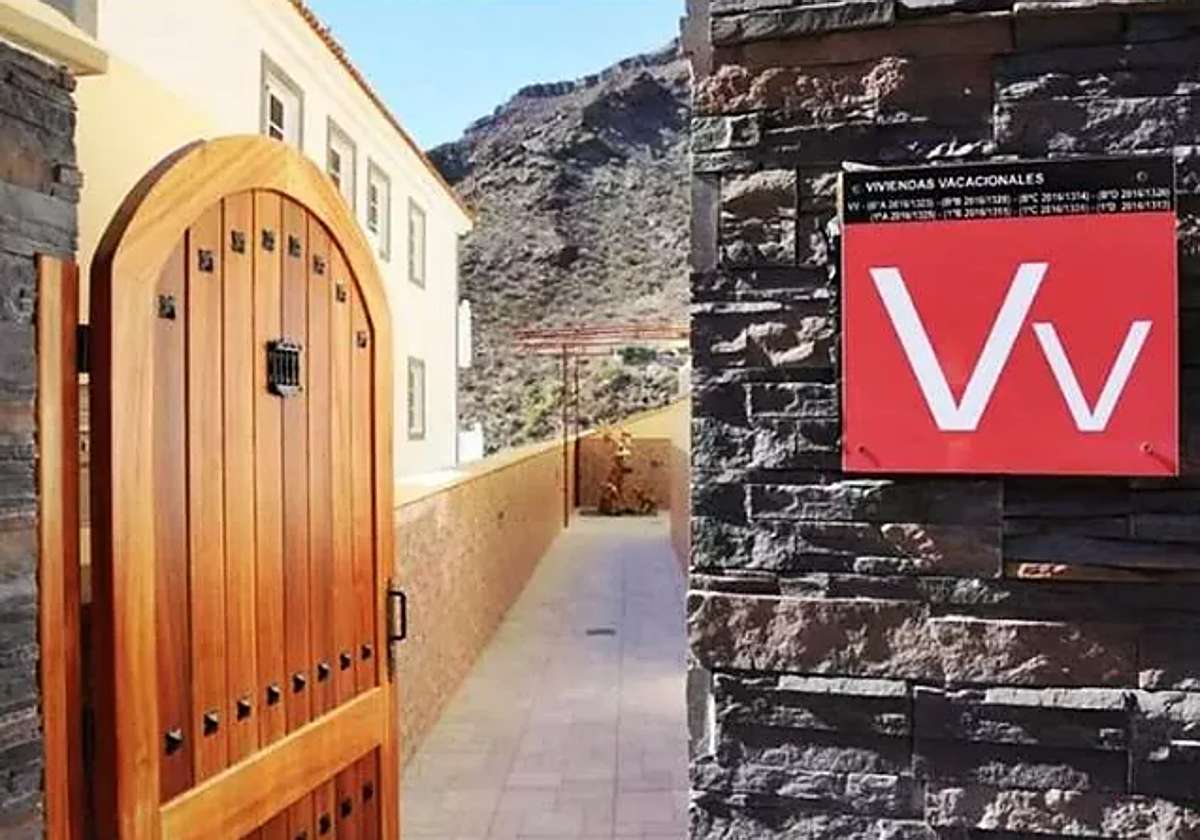 Cartel de Vivienda Vacacional en foto de archivo