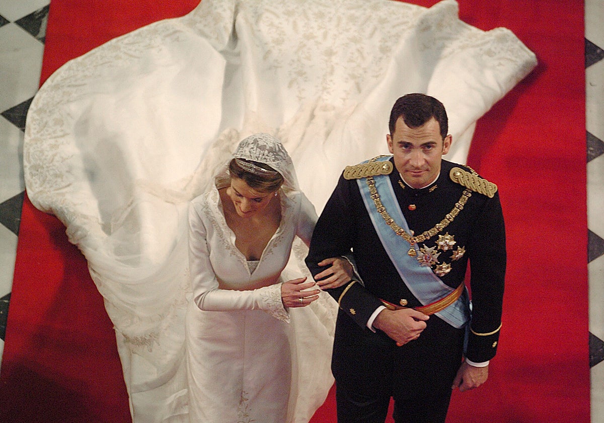 Los entonces Príncipes de Asturias abandonando la basílica de Nuestra Señora de Atocha (Madrid) tras contraer matrimonio en la catedral de la Almudena