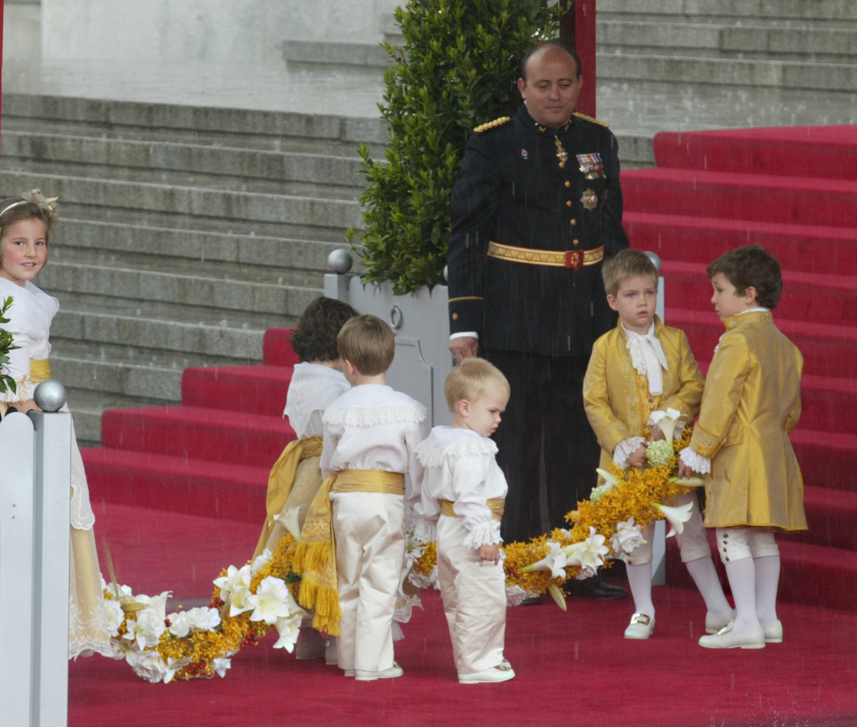 Los nietos de los Reyes que formaron el cortejo de pajes, Felipe Juan Froilán y Victoria Federica —hijos de la Infanta Elena y de Jaime de Marichalar—, Juan Valentín, Pablo Nicolás y Miguel —hijos de la Infanta Cristina e Iñaki Urdangarín—, Carla Vigo —sobrina de Doña Letizia— y Victoria López-Quesada —hija de Cristina de Borbón-Dos Sicilias y Pedro López-Quesada— esperaron tranquilos la llegada de Doña Letizia para entrar en la catedral de la Almudena mientras portaban unas guirnaldas de flores, que significaban «la unión y la abundancia». Los pequeños lucían trajes de inspiración goyesca de Lorenzo Caprile. El diseñador se inspiró en dos cuadros de Goya del siglo XVIII que se hallan expuestos en el museo del Prado. El objetivo era que reprodujeran los mismos que vestían los niños de los Duques de Osuna y el Infante Don Francisco de Paula en dichas pinturas. 