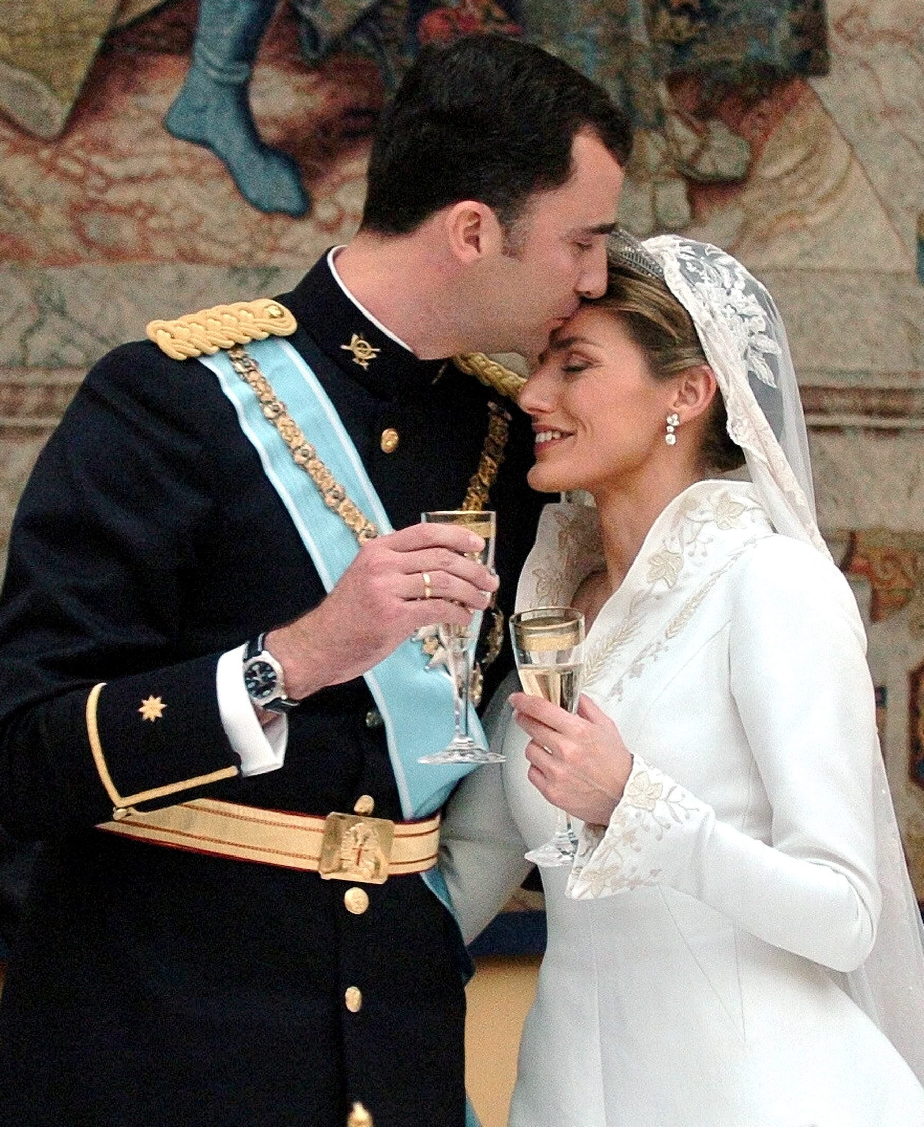 Don Felipe y Doña Letizia celebraron el brindis del banquete nupcial en el Patio del Príncipe del Palacio Real. Allí, con los invitados como testigos, Felipe VI declaró que era «un hombre profundamente feliz»: «Tengo la certeza de que esta condición me la da sentir la emoción de ver y protagonizar la realización de un deseo: Me he casado con la mujer que amo». Asimismo, el entonces Heredero de la Corona elogió a sus padres y a la familia de la Reina. «Hoy yo recibo dos padres y dos hermanas más, y también cuatro abuelos», expresó. Se dirigió también a los españoles, a quienes dijo que «siempre pensaremos en España» y que «toda nuestra vida estará dedicada al bienestar de los españoles». El ahora Rey concluyó recordando a los ausentes:, a los que no pudieron disfrutar con ellos «libre y cívicamente de la primavera madrileña que nos acoge y nos levanta el ánimo».