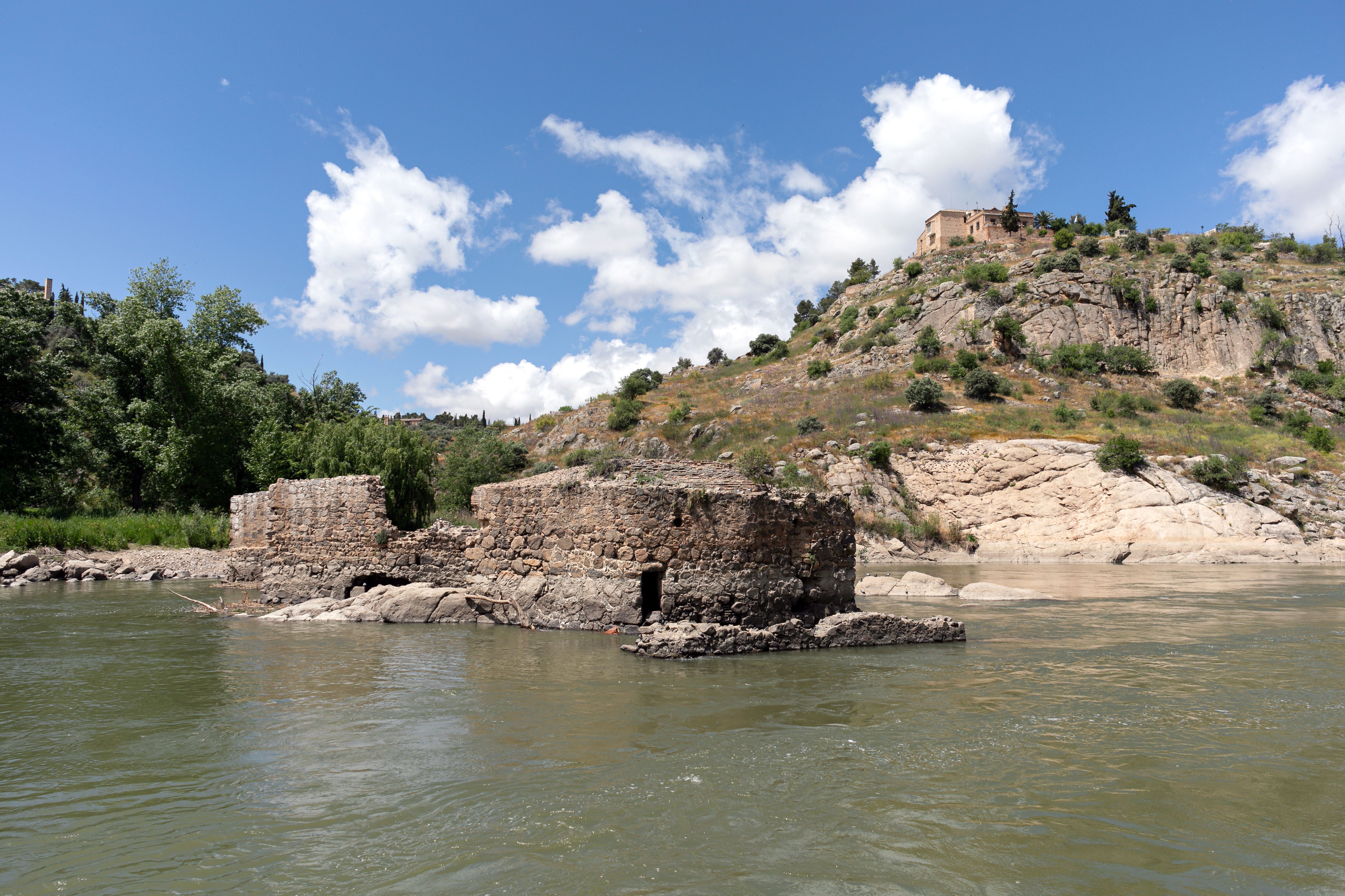 El exiguo caudal del Tajo a su por Toledo en mayo de 2024, en imágenes