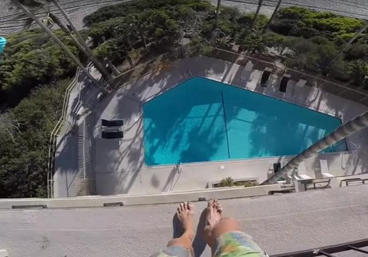 Un joven haciendo balconing en una imagen de archivo.