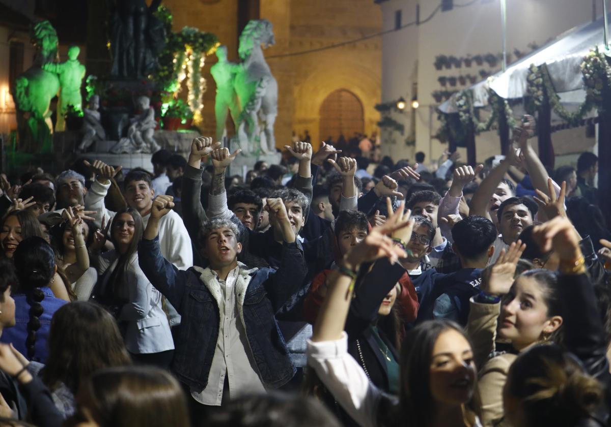 Ambiente nocturno en la Cruz de Santa Marina, durante la última edición de esta fiesta