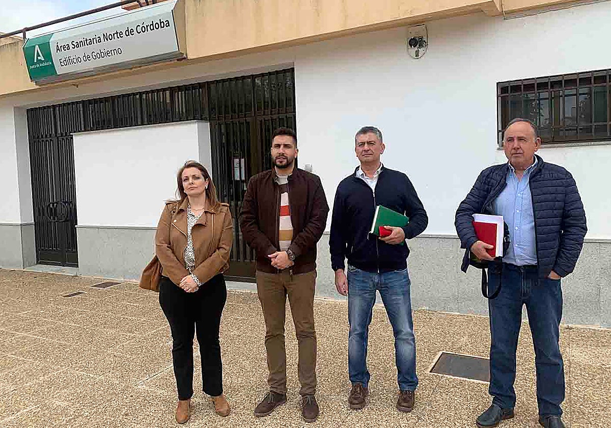 El alcalde de Peñarroya junto a los dirigentes de IU a la salida de la reunión con la gerente del Área Norte