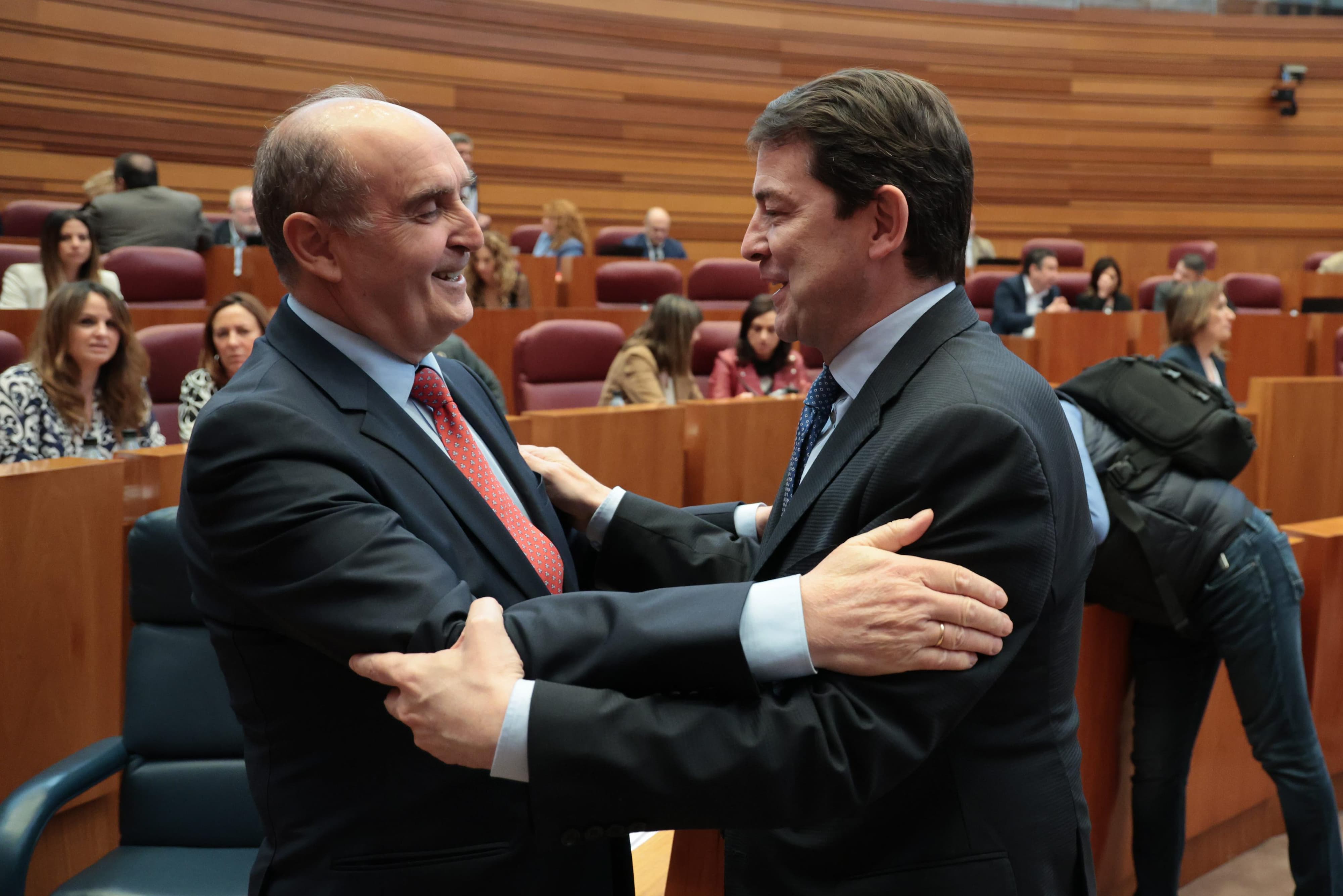 Tomás Quintana saluda a Alfonso Fernández Mañueco a su llegada a las Cortes