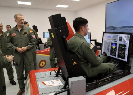 Imagen secundaria 1 - Don Felipe ha visitado las instalaciones, el sistema de simulación y el hangar de mantenimiento