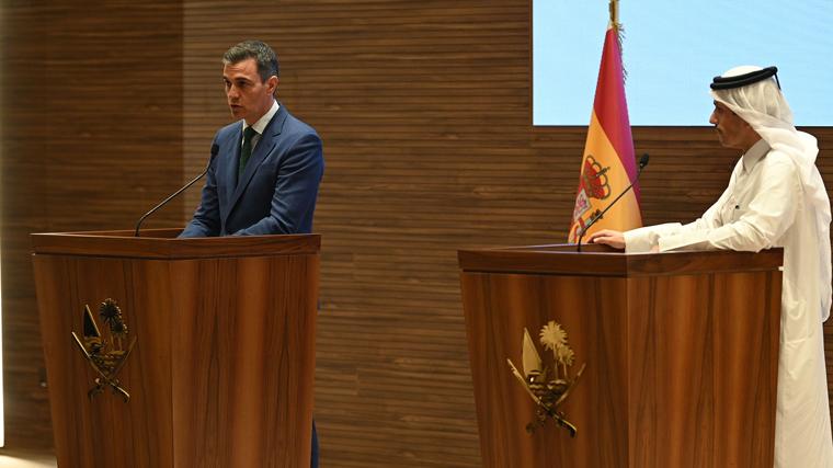 El presidente del Gobierno, Pedro Sánchez, y el primer ministro y ministro de Asuntos Exteriores del Estado de Catar, Mohamed bin Abdulrahman al Zani, durante la rueda de prensa conjunta en Doha el 3 de abril