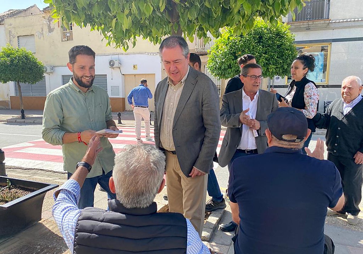 El alcalde de Láchar, Pedro José Sánchez, a la izquierda, junto a Juan Espadas en la campaña de las últimas municipales