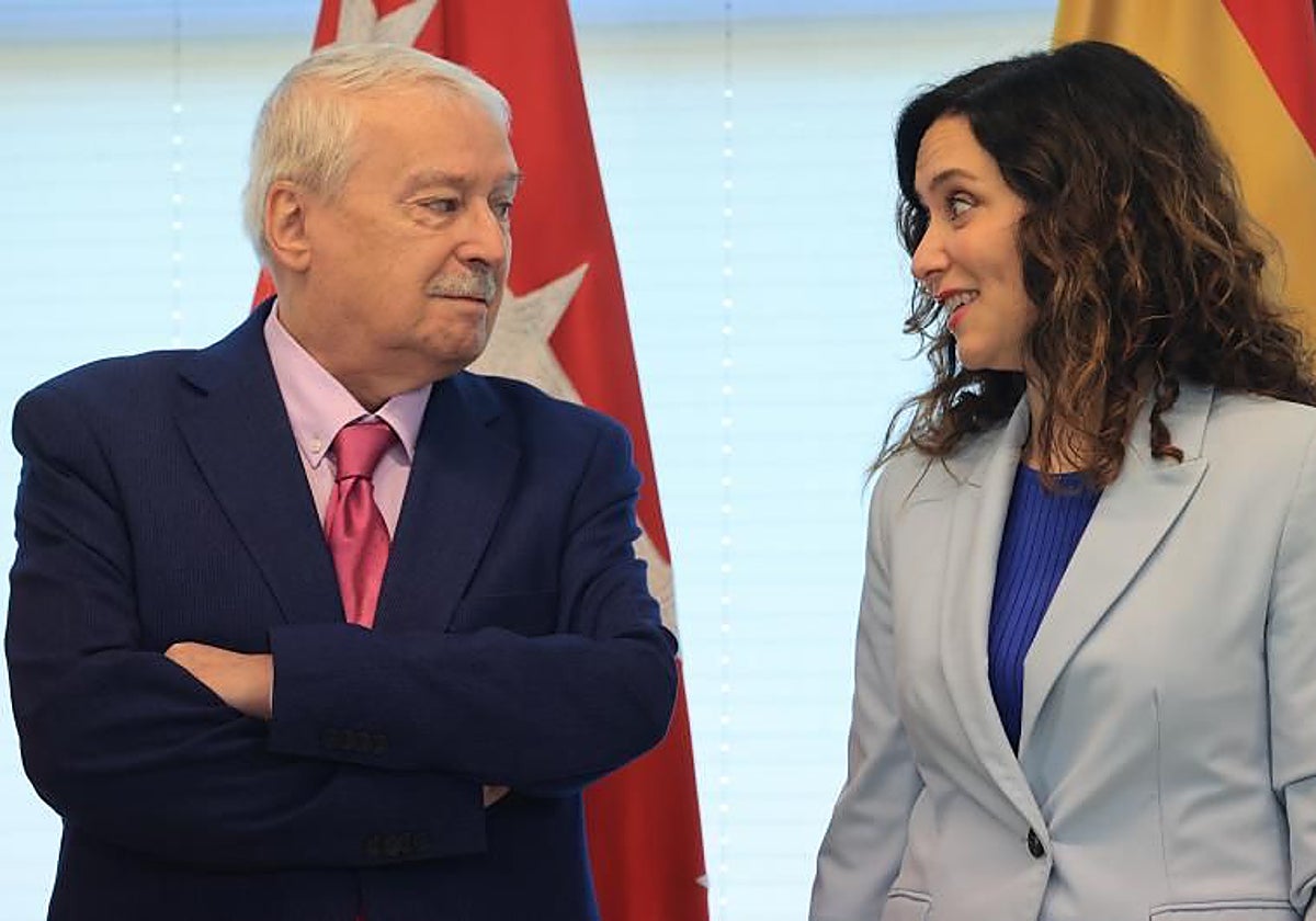 Joaquín Leguina e Isabel Díaz Ayuso, en la toma de posesión del presidente de la Cámara de Cuentas, el 18 de abril. En vídeo, fragmento del discurso de Leguina el día de su toma de posesión.