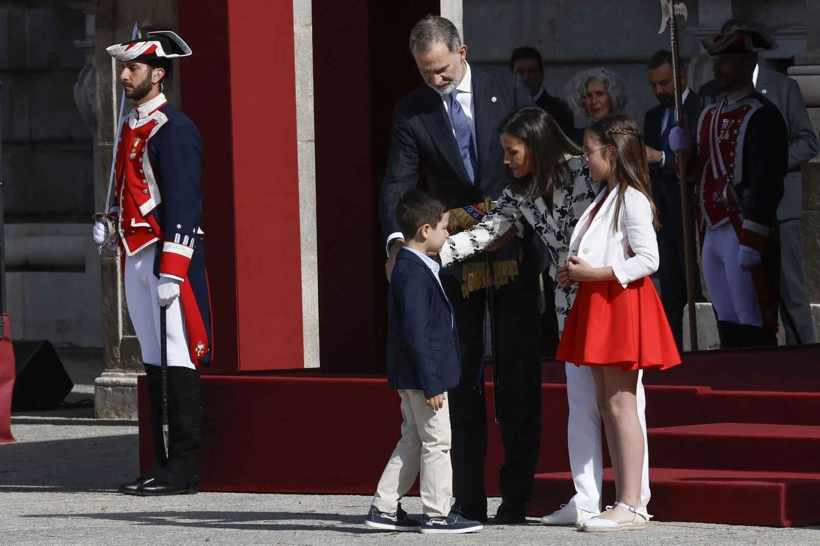 Los Reyes reciben de manos de Daniela y Mauro la bandera de la Policía Nacional al inicio del acto