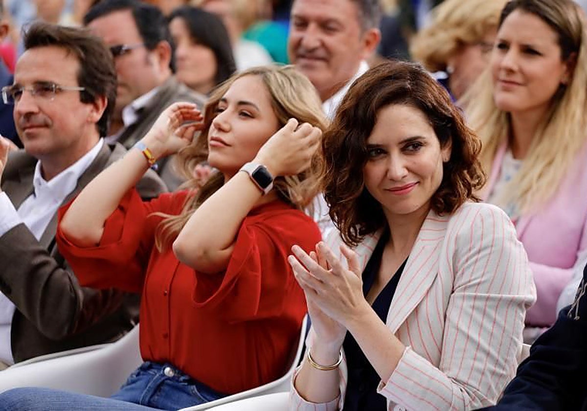 La portavoz del PP en Fuenlabrada, Noelia Núñez, junto a Isabel Díaz Ayuso en un mitin electoral