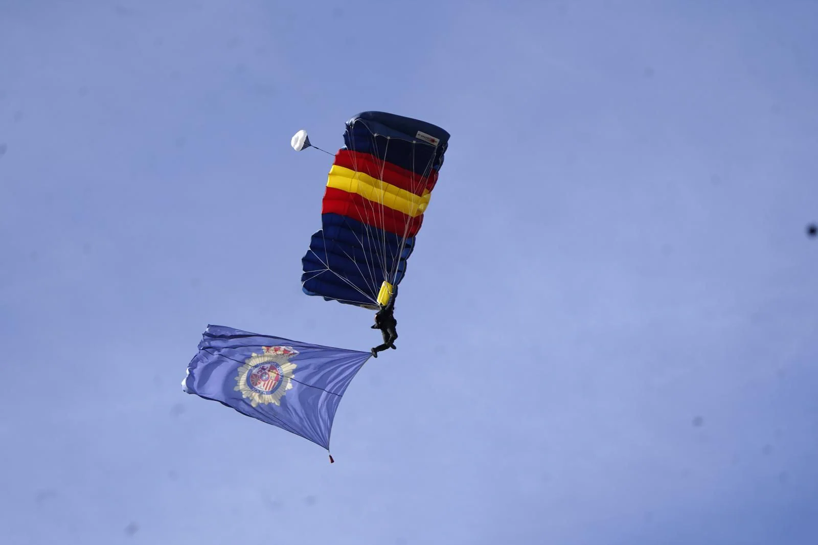 Dos miembros del GEO han realizado un descenso aéreo portando la bandera de la Policía Nacional