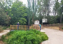 El Ayuntamiento de Fuente-Tójar instala una pasarela sobre el arroyo de 'El Cañuelo'