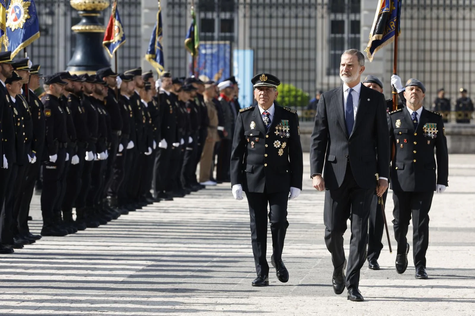 El Rey Felipe pasa revista a las tropas a su llegada al acto conmemorativo por el bicentenario de la Policía Nacional