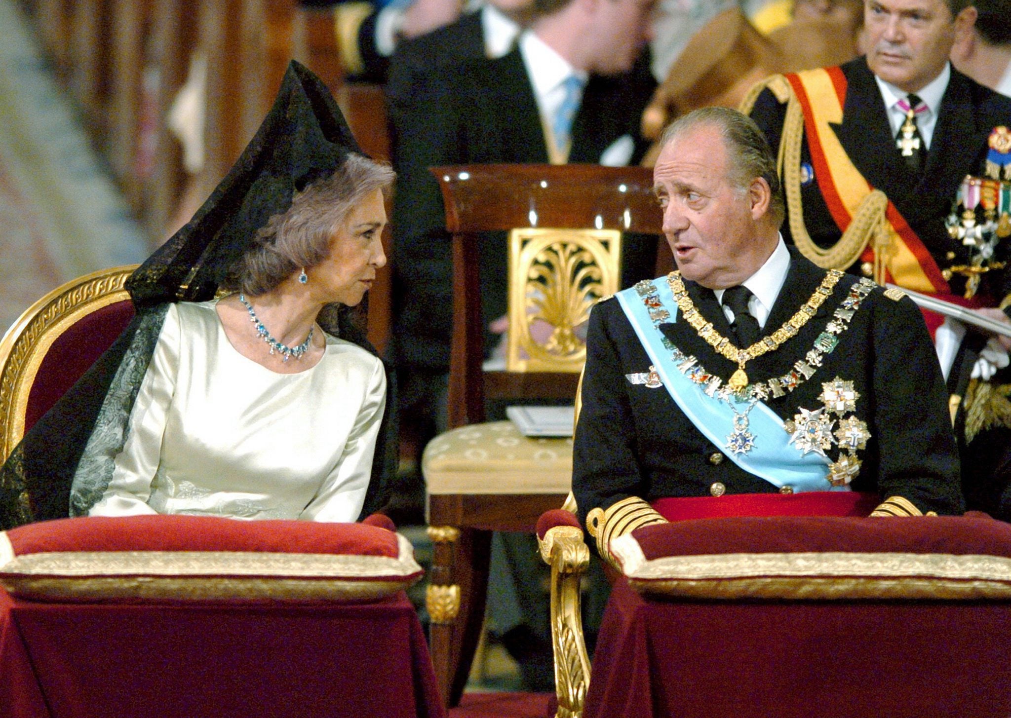 Después de que Doña Sofía acompañara a su hijo al altar de la catedral donde tuvo lugar el enlace, se sentó junto a Don Juan Carlos. Allí, en el interior de la Almudena, conversaron antes de la llegada de Doña Letizia. En total, 25.145.000 espectadores siguieron por televisión la ceremonia, superando con creces las bodas de la Infanta Cristina y de la Infanta Elena. La misa duró un promedio de 94 minutos y los españoles vieron una media de 292 minutos —casi cinco horas— del total de la celebración.