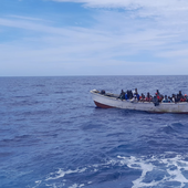 Una llamada de teléfono salva la vida a 52 migrantes de un cayuco que se hundía en aguas cercanas a Tenerife