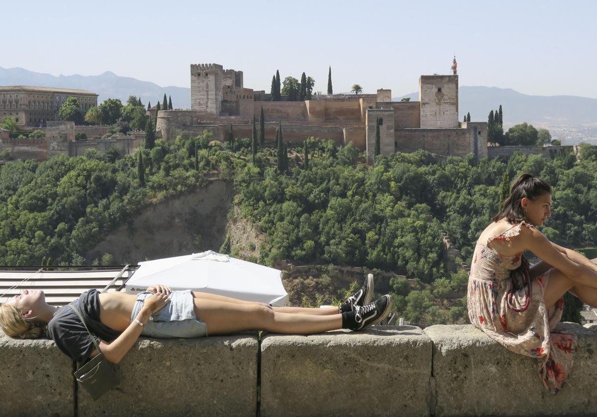 Turistas descansando en el granadino mirador de San Nicolás