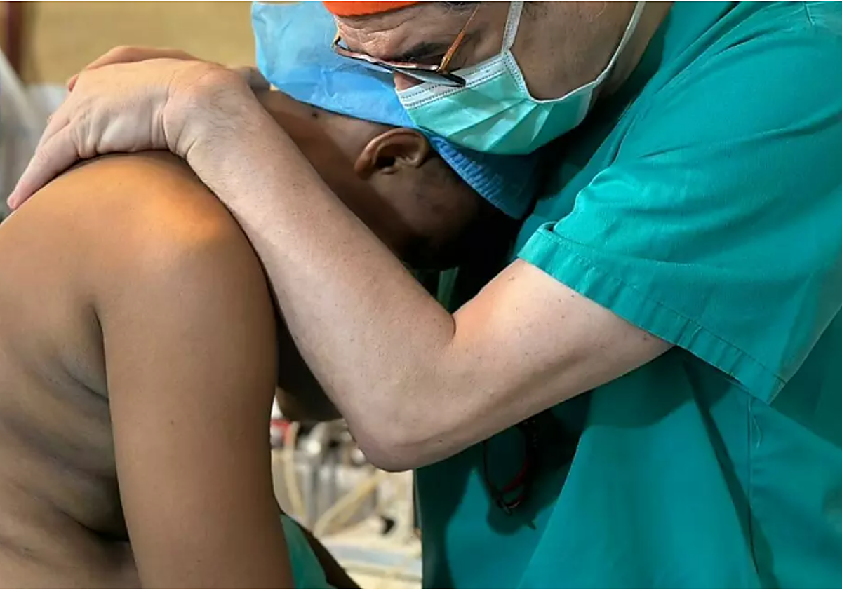 El doctor Antonio Barrasa atiende a un paciente en Nigeria