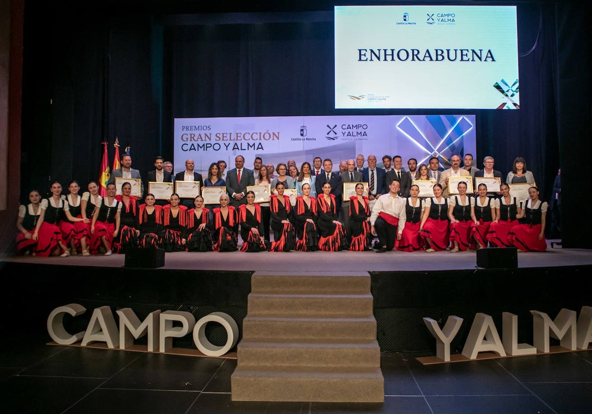 García-Page junto a los galardonados con los premios Gran Selección 'Campo y Alma' 2024