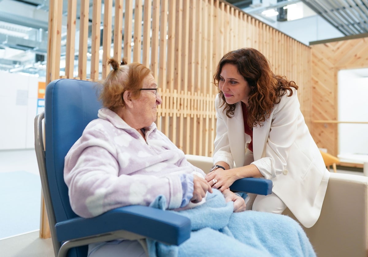 Ayuso, con una de las pacientes del centro de día de ELA en el Zendal