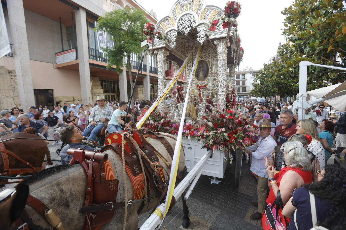 Fotos: La emocionante salida de la hermandad del Rocío de Córdoba